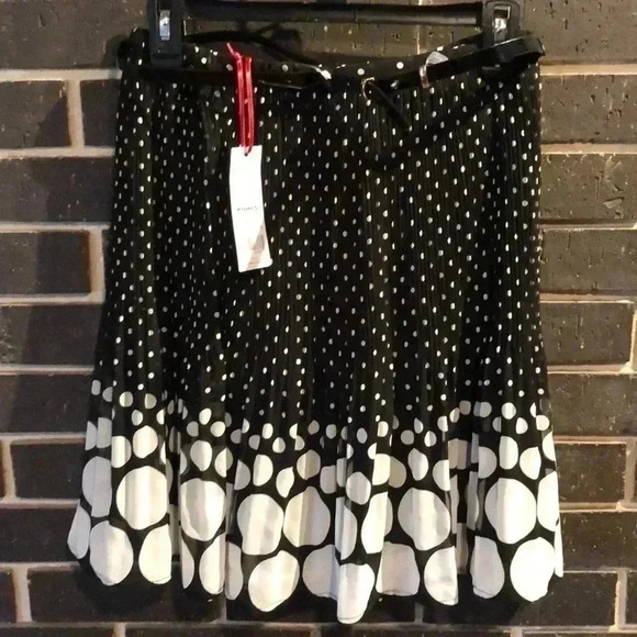 ELLE NWT Black & White Polka Dot Pleated Size Small Skirt - Picture 1 of 3